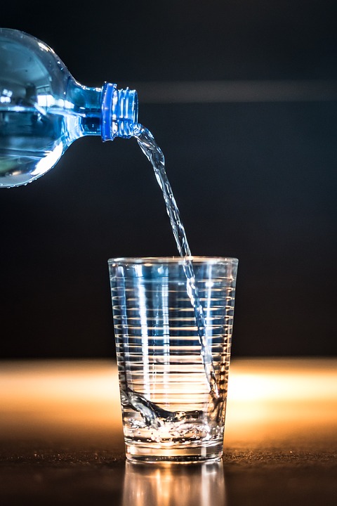 勉強に集中したい時に良い飲み物は水